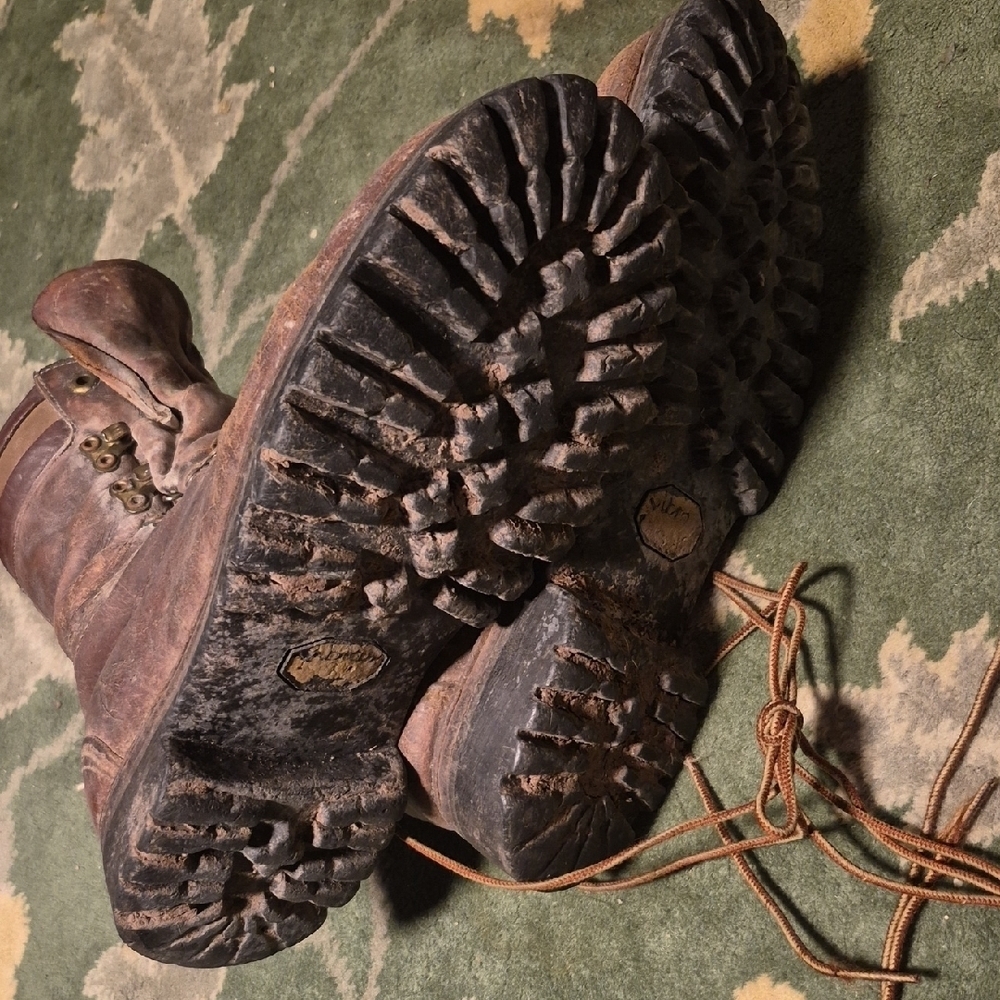 Rugged Men's Tan Leather Boots - Picture 8 of 12